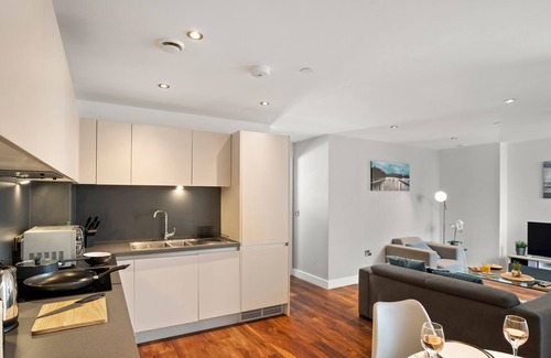 Manchester City Centre Apartment | Modern 2-Bed Apartment with Large Balcony