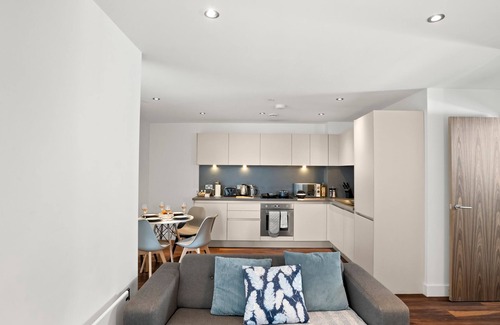 Manchester City Centre Apartment | Modern 2-Bed Apartment with Large Balcony