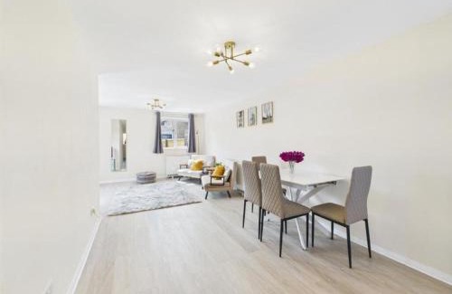 Calne House | MODERN 2 BED BUNGALOW SLEEPS 4 Pet friendly SUMMER SALE