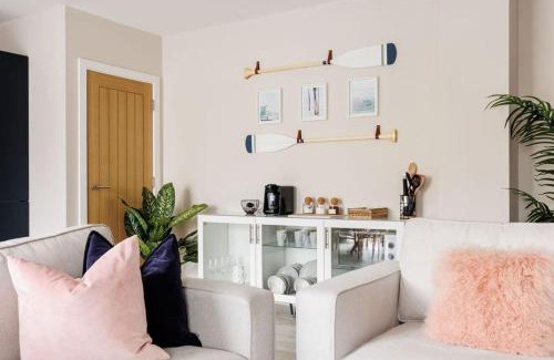 Boscombe Apartment | Modern 2 bed, cliff top & parking, F6