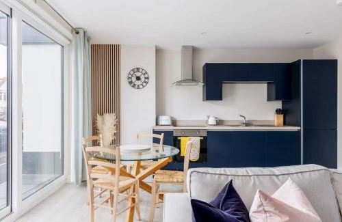 Boscombe Apartment | Modern 2 bed, cliff top & parking, F6