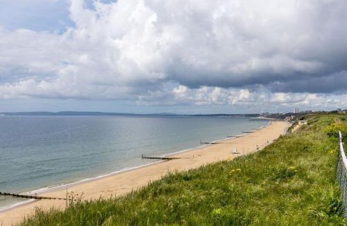 Boscombe Apartment | Modern 2 bed, cliff top & parking, F6