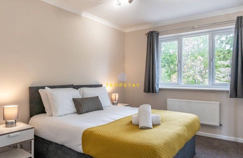 Langley Marish House | MODERN 2 BED & FREE PARKING-NEAR HEATHROW/PINEWOOD