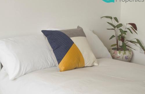 Sherborne St. John Apartment | Modern 2 Bed House Walking Distance to Hospital