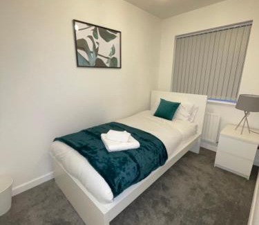 Cannock House | Modern 2 bed house Cannock Driveway for 2 vehicles Perfect for contractors Business Travellers Short Stays Close to M6 M54 i54 A5 A38 McArthur Glen Designer Outlet