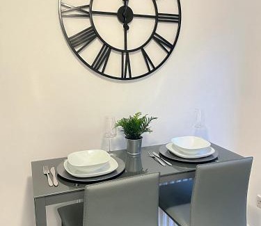Cannock House | Modern 2 bed house Cannock Driveway for 2 vehicles Perfect for contractors Business Travellers Short Stays Close to M6 M54 i54 A5 A38 McArthur Glen Designer Outlet