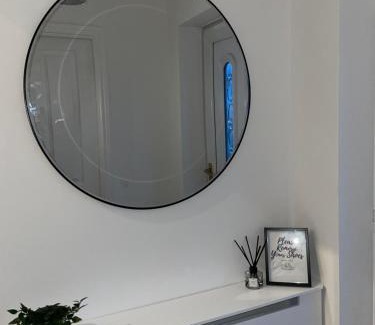 Cannock House | Modern 2 bed house Cannock Driveway for 2 vehicles Perfect for contractors Business Travellers Short Stays Close to M6 M54 i54 A5 A38 McArthur Glen Designer Outlet