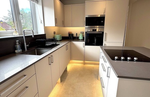 Acresford House | Modern 2-bed house, Coventry with EV charger