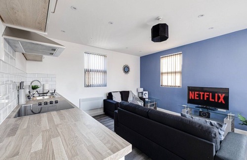 Offerton Apartment | Modern 2 Bed in Stockport Centre - Balcony Access