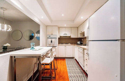 Sunny Isles Beach Apartment | Modern 2 Bed, 2 Bath Gem in Sunny Isles – Prime Location on Collins Ave!