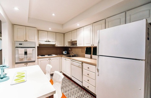 Sunny Isles Beach Apartment | Modern 2 Bed, 2 Bath Gem in Sunny Isles – Prime Location on Collins Ave!