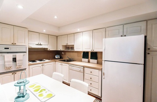 Sunny Isles Beach Apartment | Modern 2 Bed, 2 Bath Gem in Sunny Isles – Prime Location on Collins Ave!