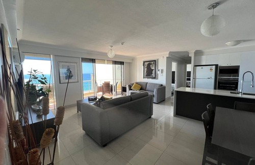 Surfers Paradise Apartment | Modern 2 Bedroom Apartment