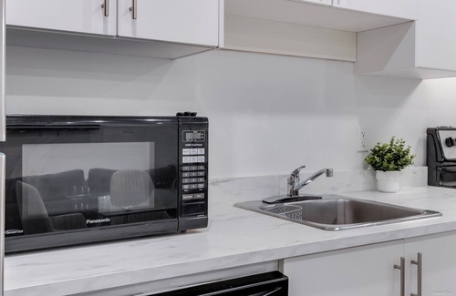 North Vancouver House | Modern 2 Bedroom + Sofa Bed Suite Near Capilano Bridge & Trails