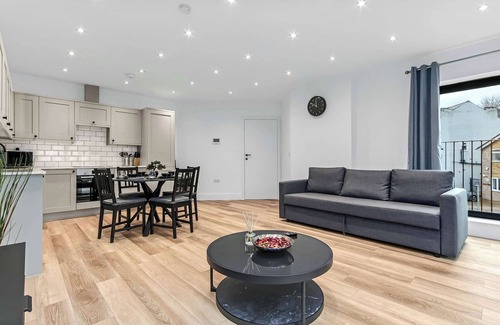 Addiscombe Apartment | Modern 2 Bedroom Stay, Balcony, East Croydon