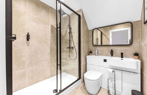 Addiscombe Apartment | Modern 2 Bedroom Stay, Balcony, East Croydon