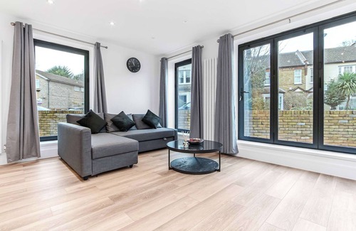 Addiscombe Apartment | Modern 2 Bedroom Stay | 10Min Walk to East Croydon