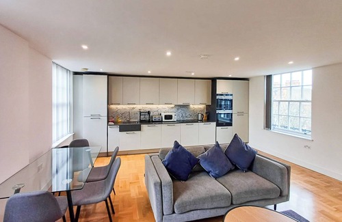 West Kensington Apartment | Modern 2 Bedroom 2 Bathroom Apartment
