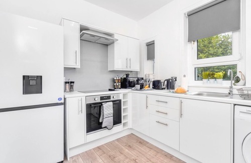 Glasgow Apartment | Modern 2 bedroom apartment with parking and wifi.