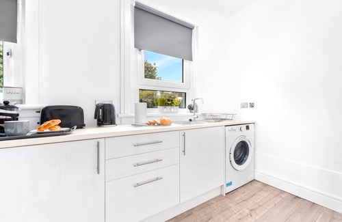 Glasgow Apartment | Modern 2 bedroom apartment with parking and wifi.