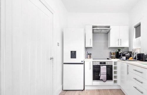 Glasgow Apartment | Modern 2 bedroom apartment with parking and wifi.