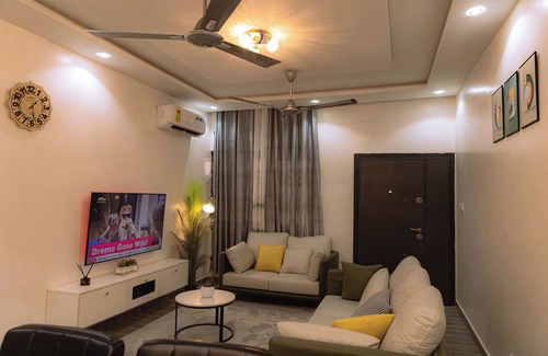 Accra Apartment | Modern 2-bedroom apartment with WiFi, AC in lovely Accra-Winneba Road,Blue Rose