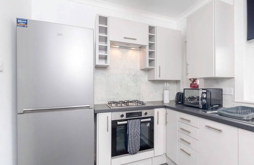 Glasgow Apartment | Modern 2 bedroom apartment with parking and wifi.