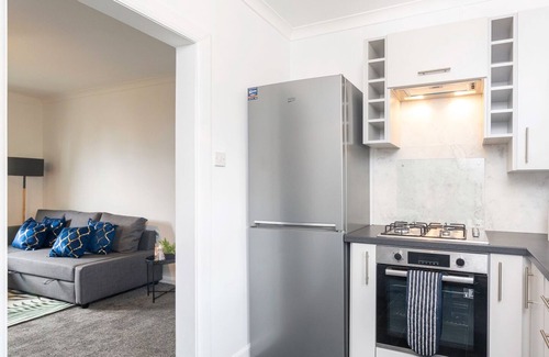 Glasgow Apartment | Modern 2 bedroom apartment with parking and wifi.