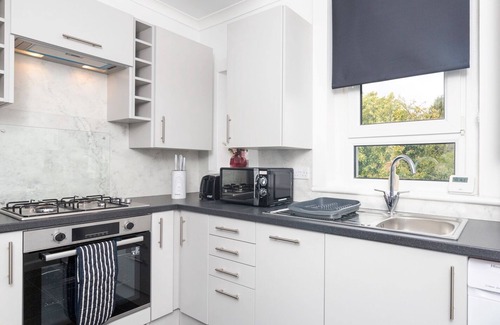 Glasgow Apartment | Modern 2 bedroom apartment with parking and wifi.
