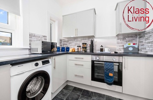 Glasgow Apartment | Modern 2 bedroom apartment with parking and wifi.