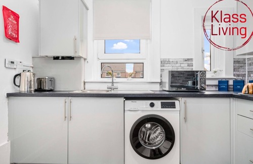 Glasgow Apartment | Modern 2 bedroom apartment with parking and wifi.