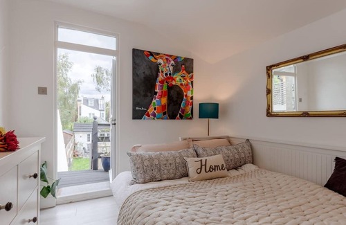 Abbey Apartment | Modern 2 Bedroom Apartment in Wimbledon With Garden