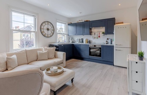 Abbey Apartment | Modern 2 Bedroom Apartment in Wimbledon With Garden