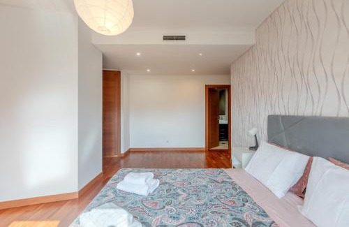 Mina Apartment | Modern 2 bedroom apt 20 min from city center