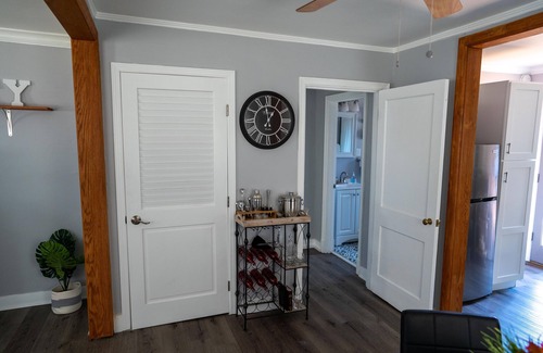 University District House | Modern 2 Bedroom Bungalow in located in Midtown Memphis