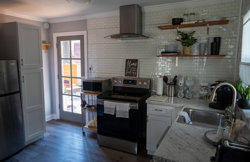 University District House | Modern 2 Bedroom Bungalow in located in Midtown Memphis