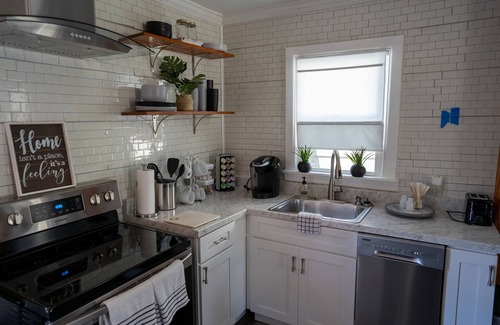 University District House | Modern 2 Bedroom Bungalow in located in Midtown Memphis