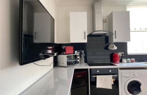 Castle Apartment | Modern 2 Bedroom Flat in Robert street, Swansea