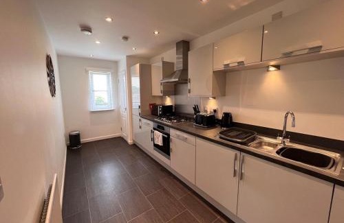 Bishopton Apartment | Modern 2 Bedroom Flat in Quiet Village w/Ensuite