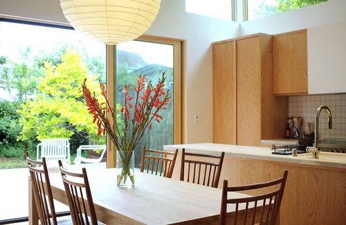 Longfellow House | Modern 2-bedroom garden house in North Oakland with private yard