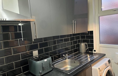 Harehills House | Modern 2 bedroom home with WIFI, Netflix and parking.