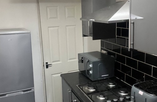 Harehills House | Modern 2 bedroom home with WIFI, Netflix and parking.