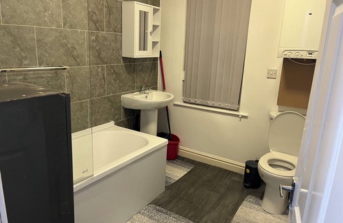 Harehills House | Modern 2 bedroom home with WIFI, Netflix and parking.