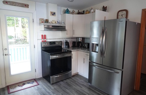 Clare Cottage | Modern 2-bedroom lakefront cottage