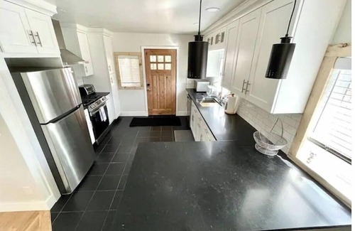 Evergreen House | Modern, 2 bedroom + loft cabin with beautiful view. Perfect getaway. Quiet!