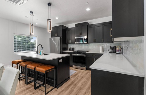 Hurricane Apartment | Modern 2-Bedroom Retreat in Downtown Hurricane Near Zion !