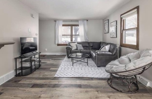 Clive House | Modern 2 Bedroom Townhouse in Quiet Neighborhood