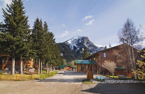 Jasper East Cabin | Modern 2 Bedroom Vacation Home