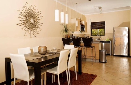 Kamay House | Modern 2-Bedroom Villa with Pools in Noord