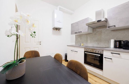 Matzleinsdorf Apartment | Modern 2 BR 4 PAX near subway